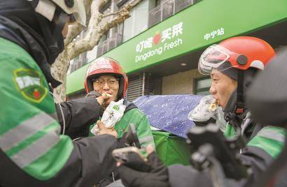 吃饭像打游击花1分47秒在街边将就一顿